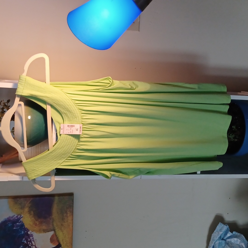 Lose flowing T top green color